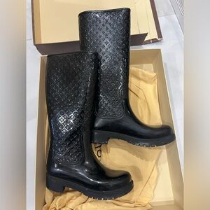 Size 38 LOUIS VUITTON RAIN BOOTS